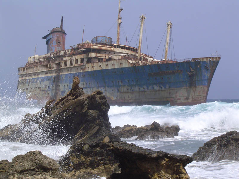Фото: Корабль брошеный у острова Фуэртевентура