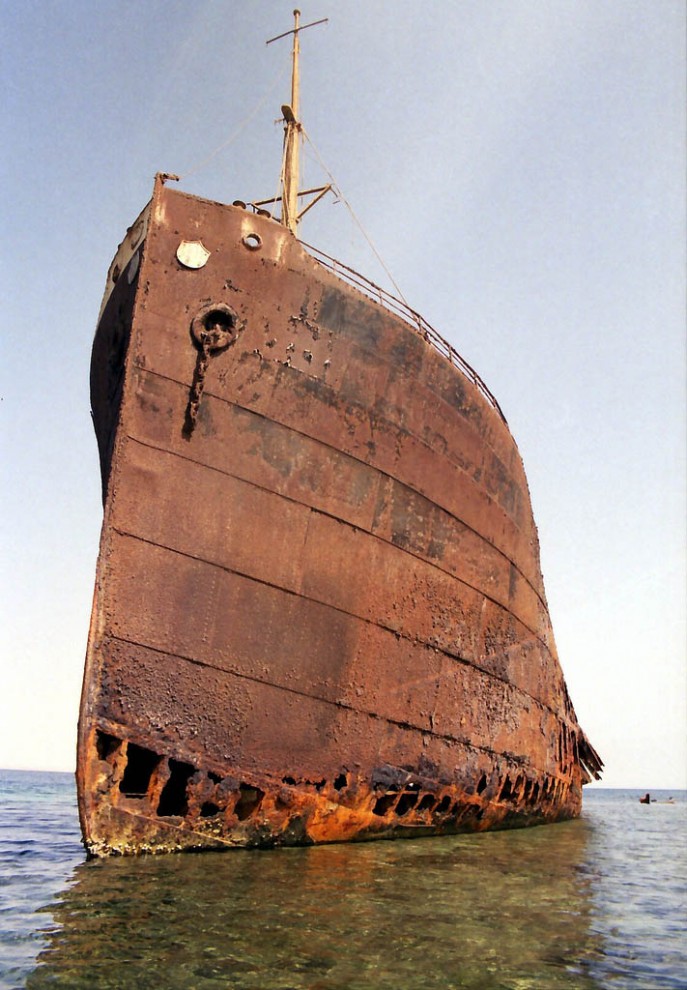 Фото: Корабль на мели Красного моря