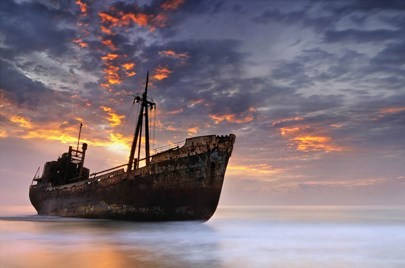 Фото: Корабль севший на мель