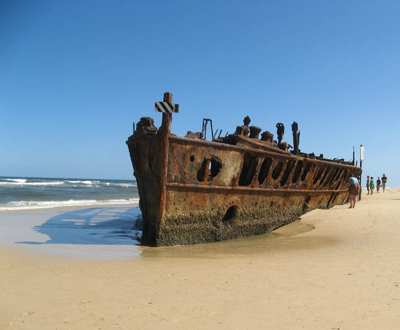 Фото: Остатки корабля на песчаном острове Фрейзер