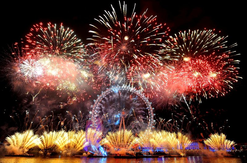 Фейерверки над " Лондонским Глазом " во время новогодних праздников.