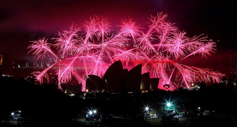 Фейерверки на фоне оперного театра во время празднования Нового Года в Сиднее