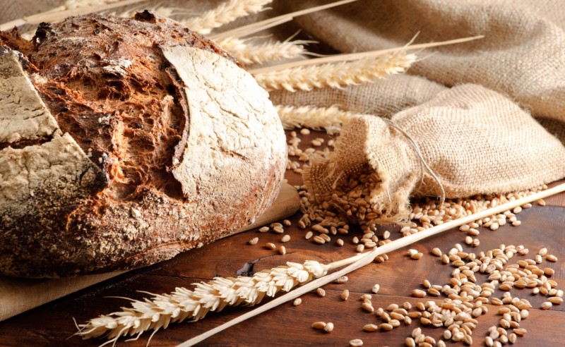 Зерно пшеницы и хлеб