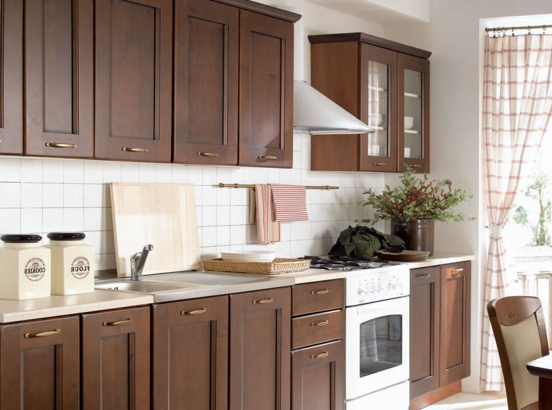 Дизайн белой кухни с тёмной древесиной