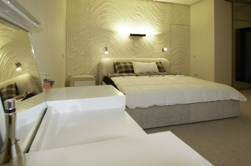 Дизайн просторной спальни в серо-ванильных тонах