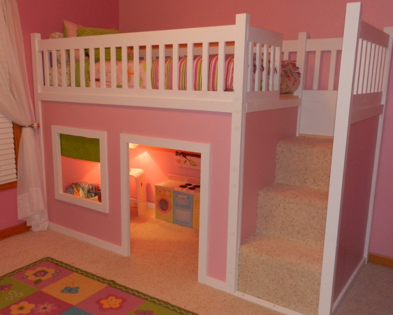 Розовый домик с кроваткой на верху