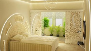 Светлый ванильный дизайн спальни украшен зелеными растениями