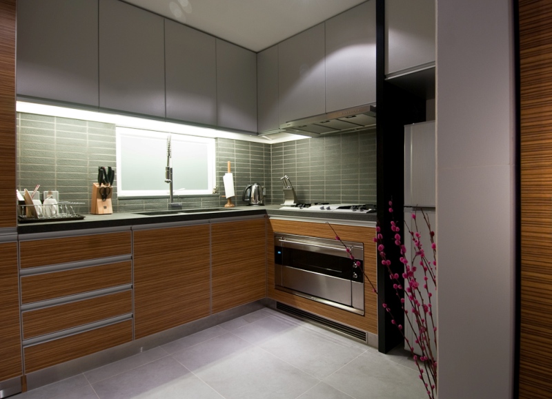 Серый металлический цвет и коричневый бамбук в кухонном дизайне