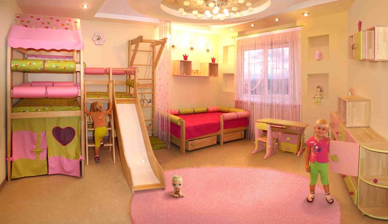 Стильный дизайн детской комнаты выполнен в светлой розовой и салатовой гамме