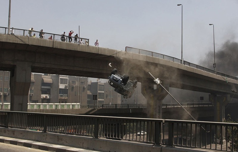 Бои на улицах Египта. Броневик падает с моста.