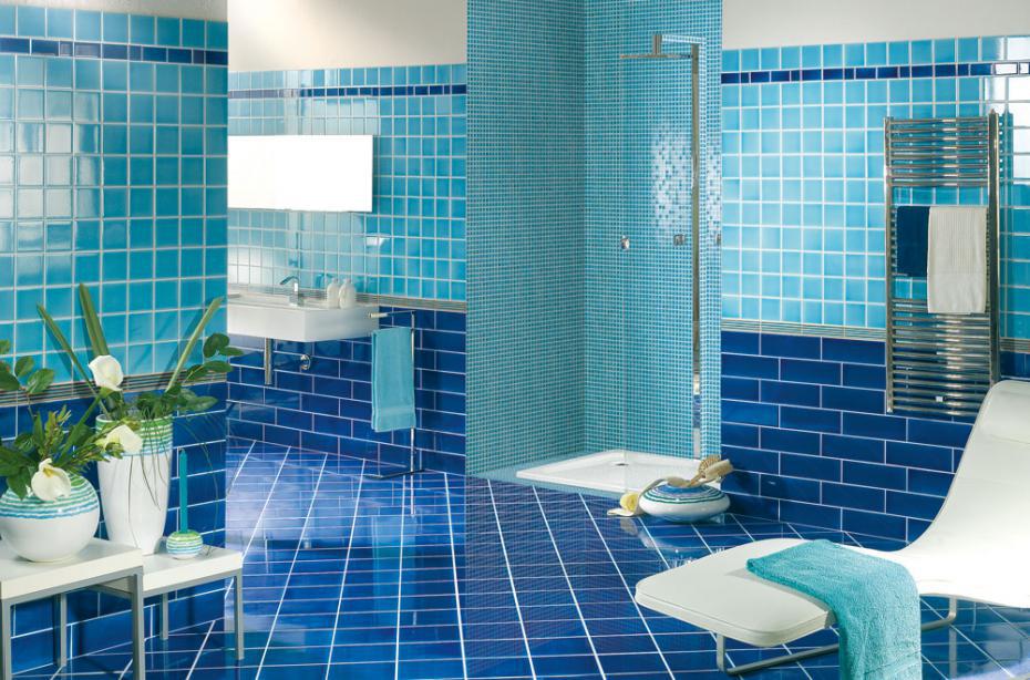 Два ярких цвета морской волны - синий аквамарин и прозрачный голубой в дизайне ванной.