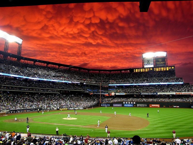Кровавое небо во время бейсбольного матча.
