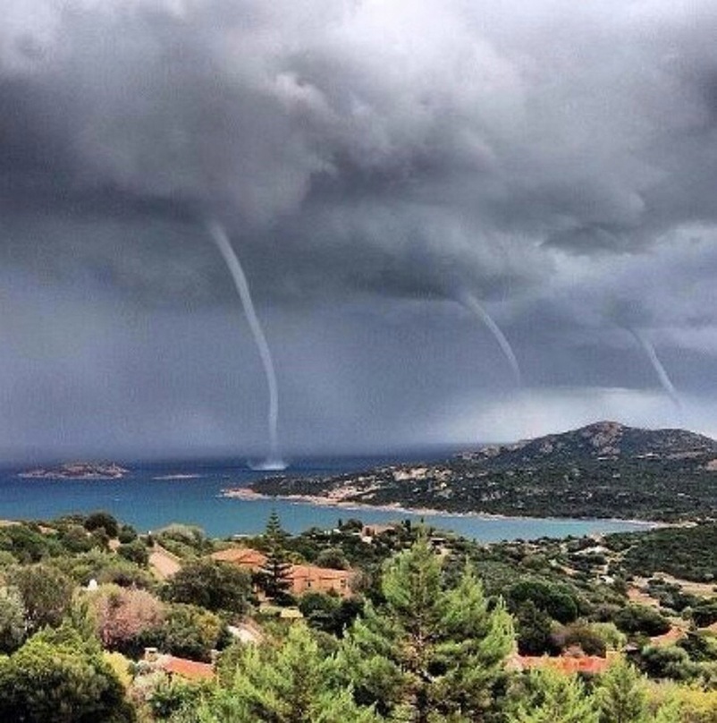 Любительский кадр - тройное торнадо на острове Сардиния.