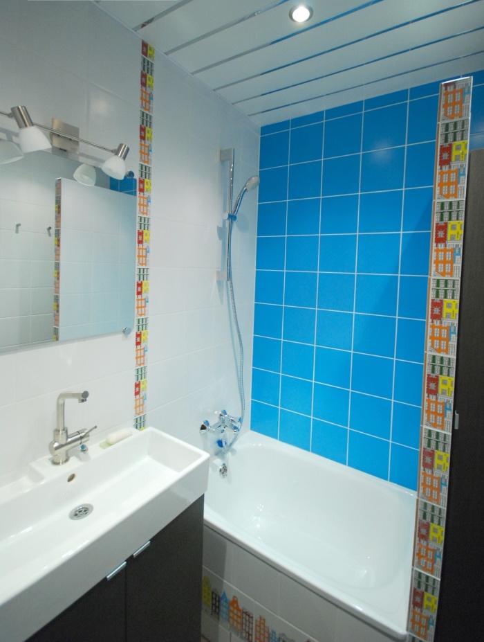 Плитка цвета аквамарин увеличивает небольшую площадь ванной.