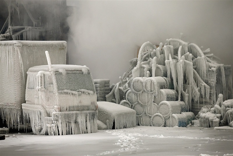 Пожарные тушили склады в Чикаго при минусовой температуре, в результате чего все вокруг превратилось в ледяные скульптуры.