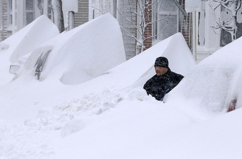 Снежный шторм “Немо” обрушился на США, насыпав рекордно высокие сугробы.