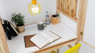 Интересный рабочий стол, созданный дизайнером Juhui Cho, - это не только прекрасно организованное рабочее место, бережно скрытое в шкафу от глаз посторонних, но и идеальное решение проблемы оптимизации небольшого пространства.