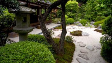 Японский стиль всегда сочетался с гармонией двух начал. Изогнутые деревья и островки из мха, в сочетании с белым камнем и песком в дизайне загадочного сада
