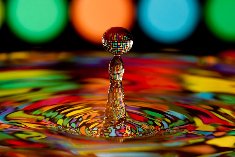 Капля воды при определённом освещении похожа на дискотечный зеркальный шар
