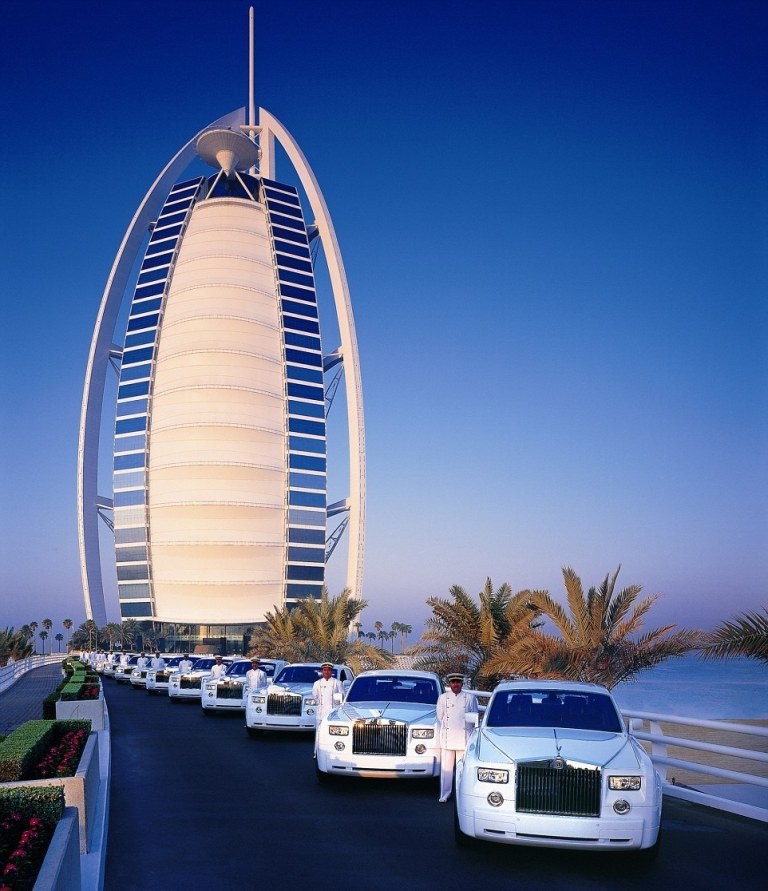 Роскошный отель и ресторан в Дубае Фото №1