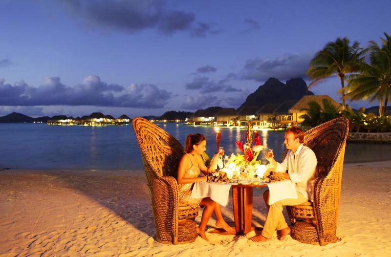 Романтический ужин на берегу острова Бора-Бора