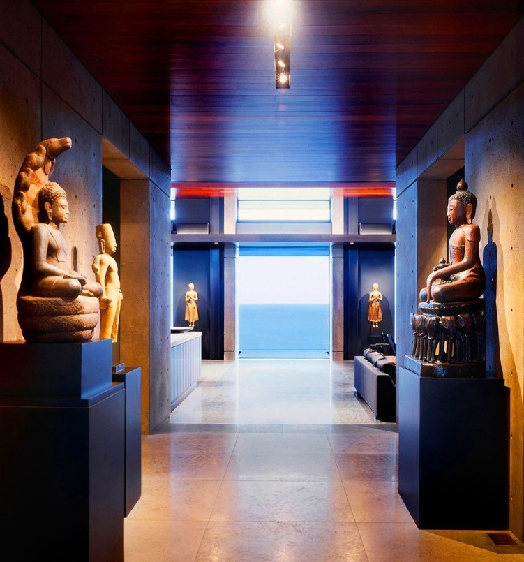 В коридорах дома стоят статуи индонезийской культуры