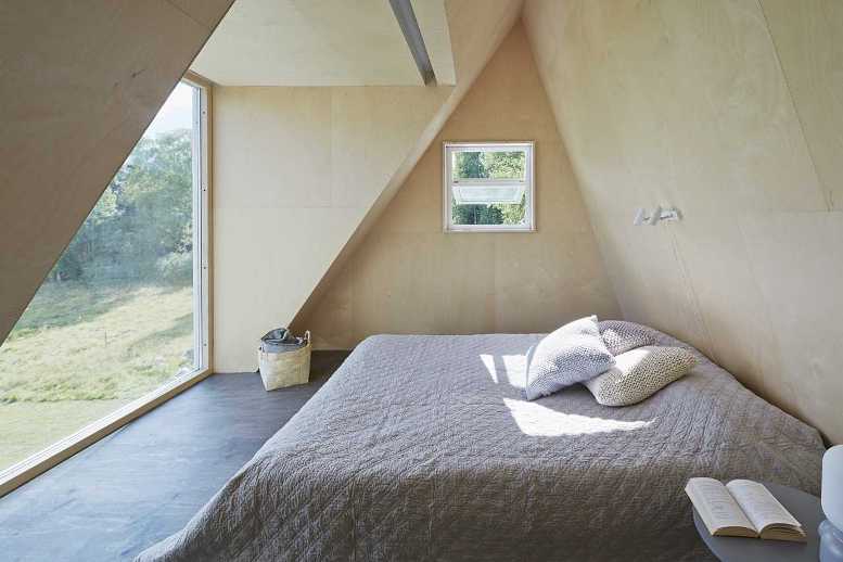 Деревянная спальня с видом на лес
