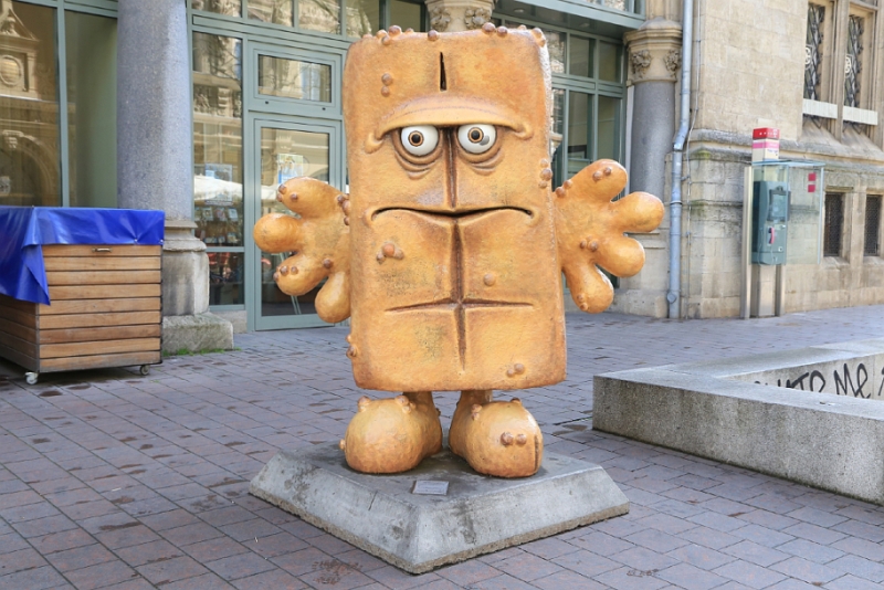 Необычная скульптура мультяшному герою по имени Бернд-Хлеб, в Эрфурте, Германия 