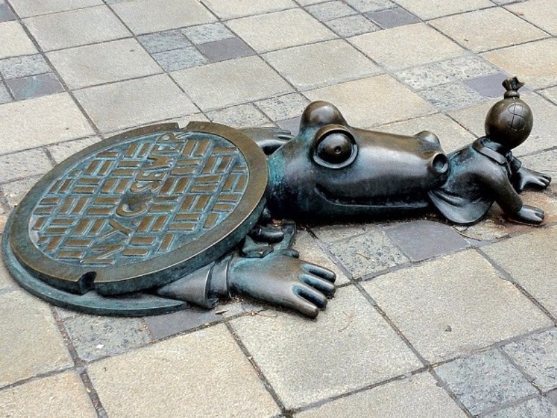 Голодный аллигатор, выходящий из канализации, чтобы съесть ребенка в Бруклине (вероятно, в Парк-Слоуп)