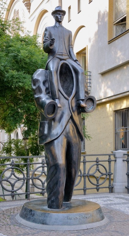 Необычная скульптура человека без головы и рук в старом еврейском квартале Праги