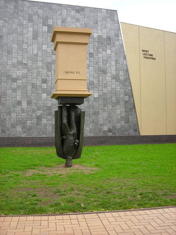Скульптура Чарльза Джозефа Латроба в университете Латроуба в Австралии, показывает, как студенты себя чувствуют во время экзаменационной недели
