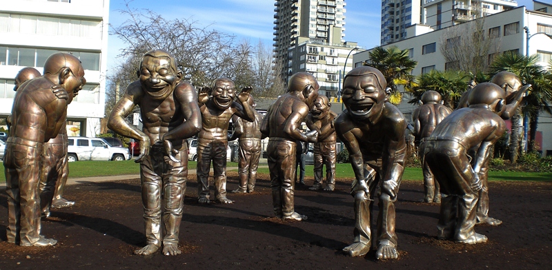 Вечно смеющиеся скульптуры в Ванкувере