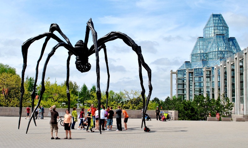 Необычная гигантская скульптура паука в Оттаве