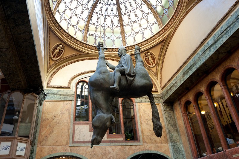 Св. Вацлав, верхом на мертвой лошади в Пражском торговом центре