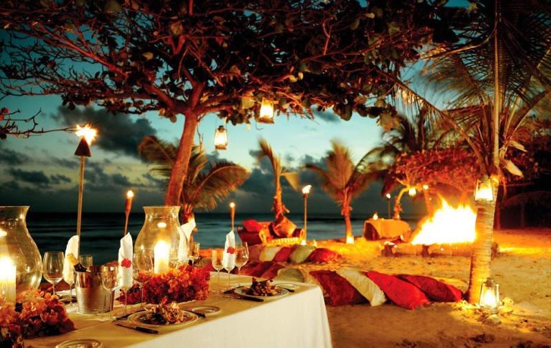 Романтический ужин на берегу острова Некер