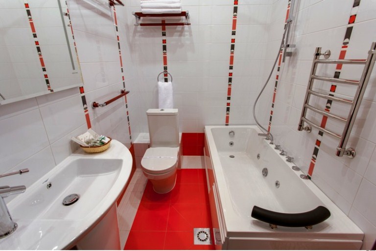 Красный цвет в скромной интерьере ванной комнаты