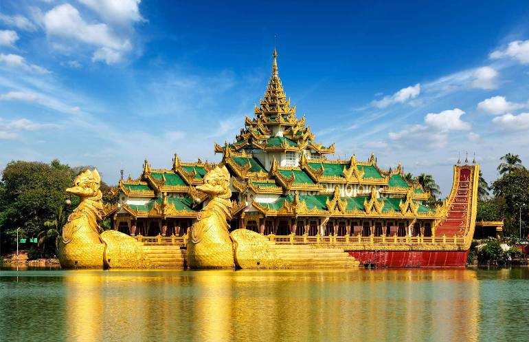 Дворец Каравейк в городе Янгон