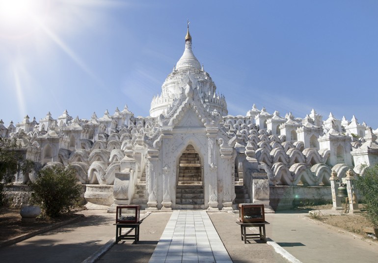 Белый храм на берегу Иравади Мингун