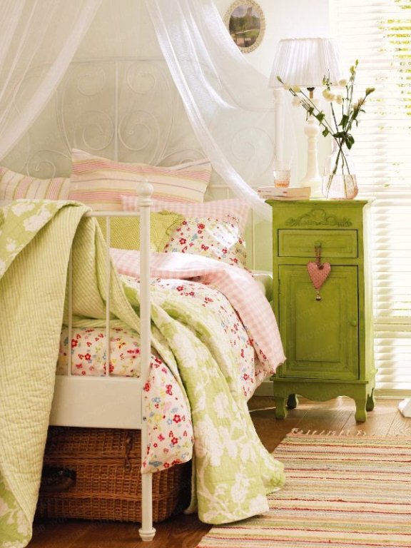 Яркие летние цвета в романтическом дизайне спальни