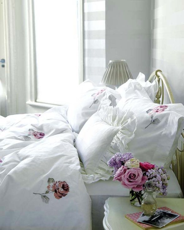 Нежные цветы в интерьере спальни
