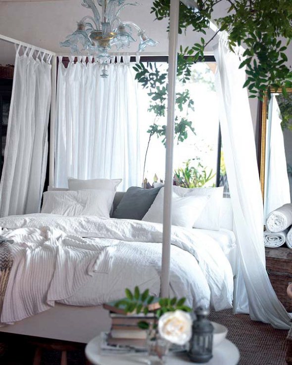 Романтическая белоснежная спальня с зеленью