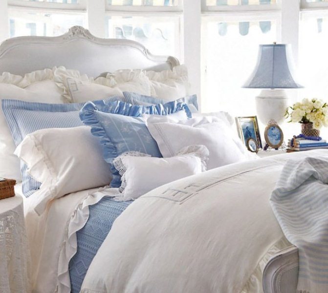 Ажурные подушки нежных оттенков в романтическом дизайне спальни