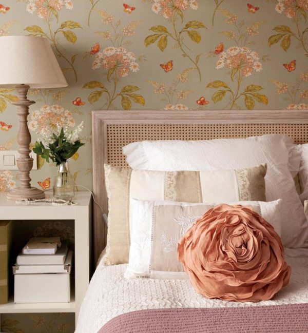Подушка в виде огромной розы и цветочные обои в романтическом стиле