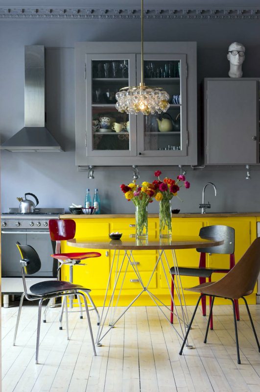 Сочетание желтого и серого цветов в интерьере кухни