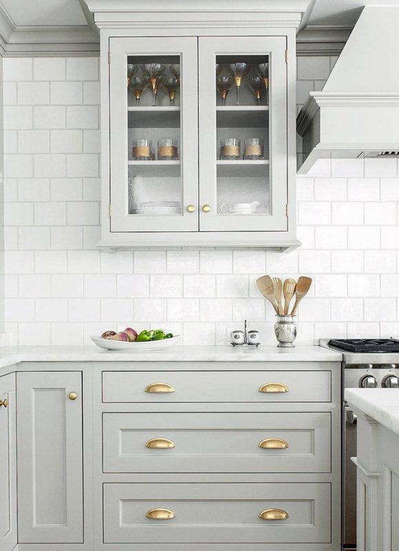 Современная кухонная мебель светлых оттенков серого 