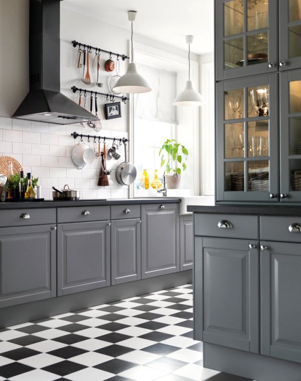 Серый цвет в интерьере кухни с белыми стенами