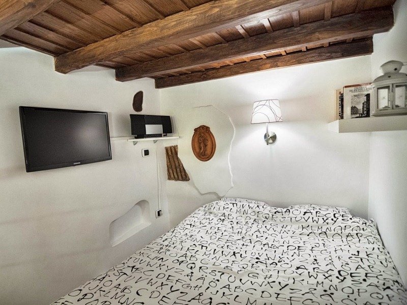 Деревянный потолок в спальне компактной квартиры 7 квадратных метров