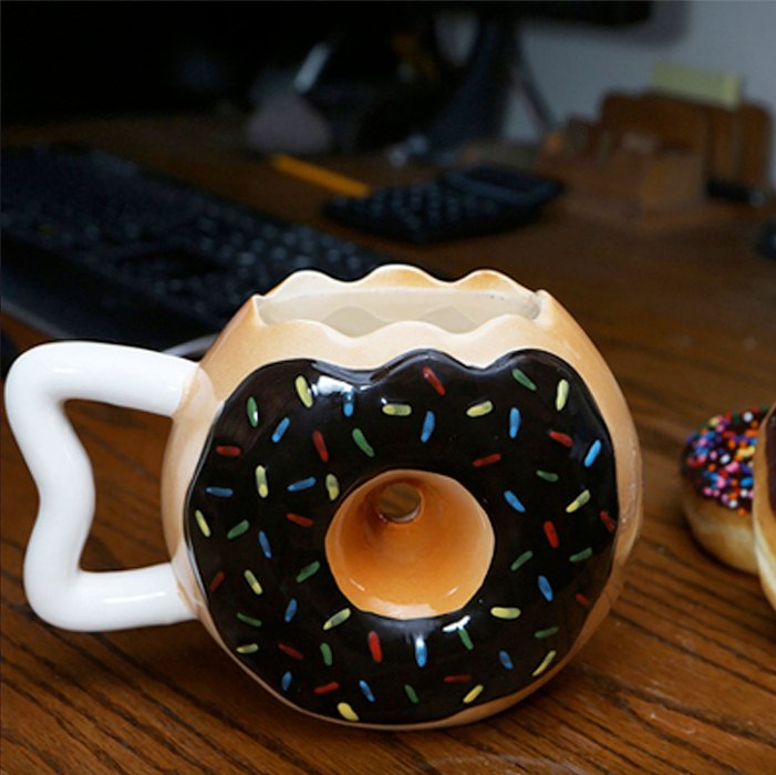 Необычная кофейная чашка для любителей пончиков