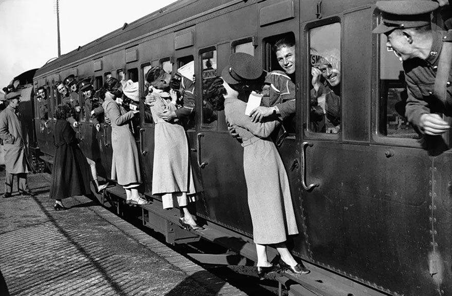 10. Историческая фотография: солдаты, отбывающие в Египет, высунулись из окна поцеловать своих близких, 1935 год