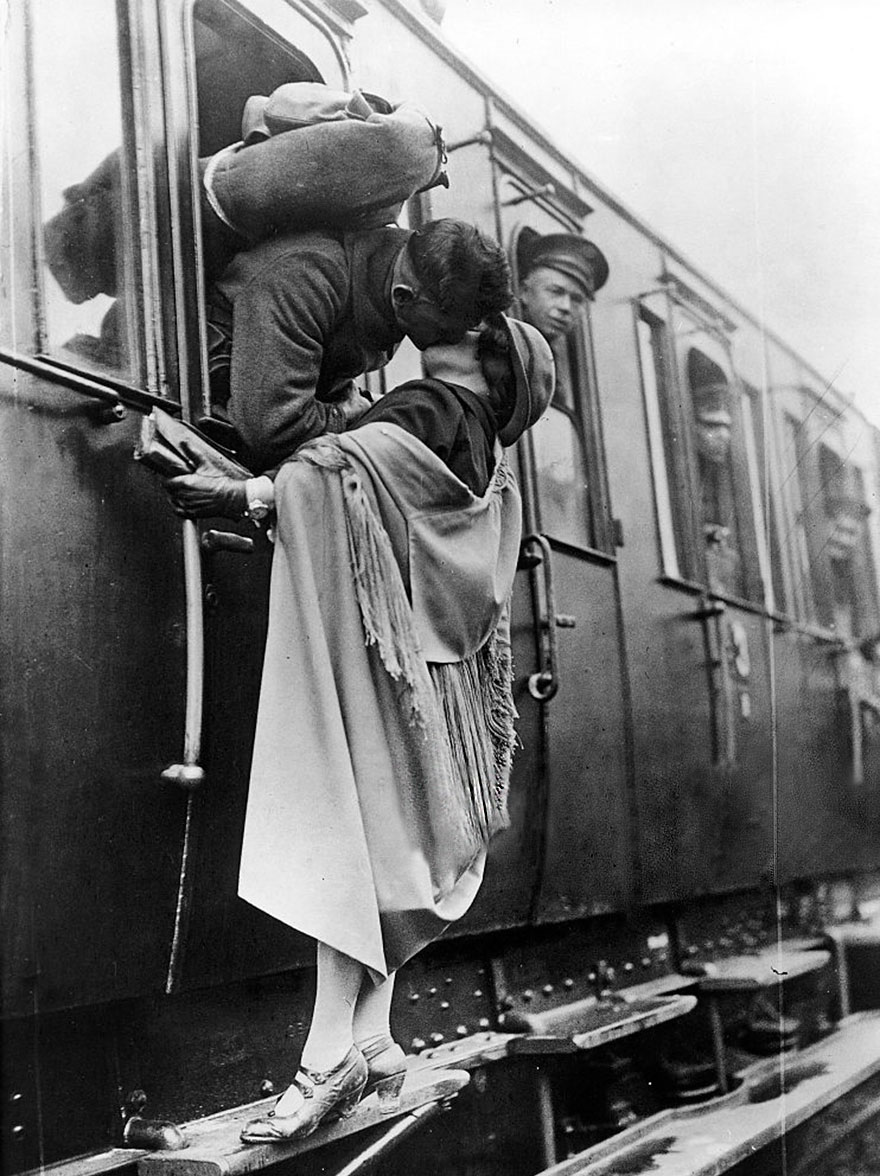 11. Американский солдат, нежно прощающийся со свой подружкой, 1922 год